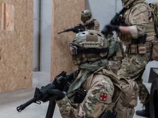 Esperando con el arma a punto.jpg